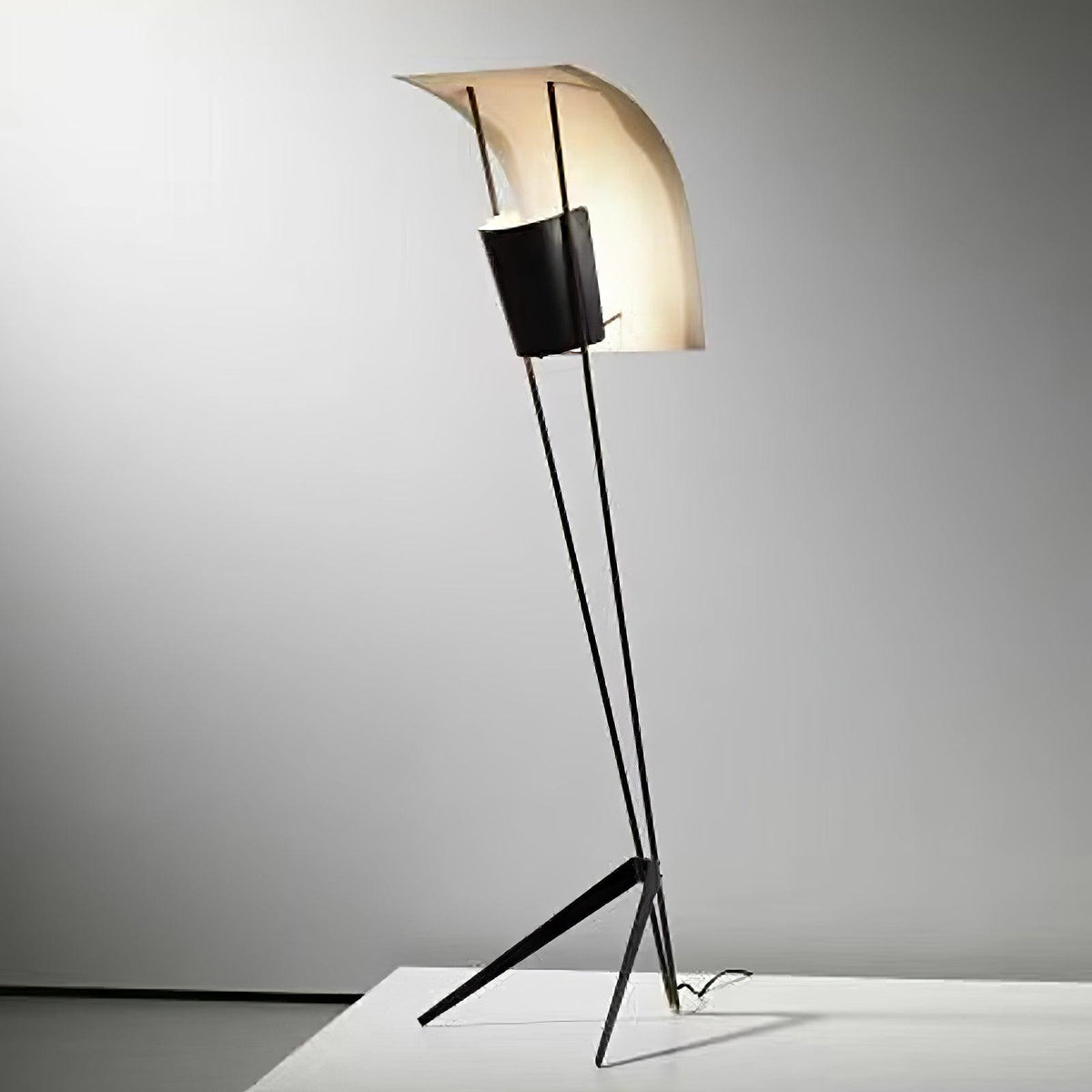 Ulvynil minimalistyczna lampa stojąca