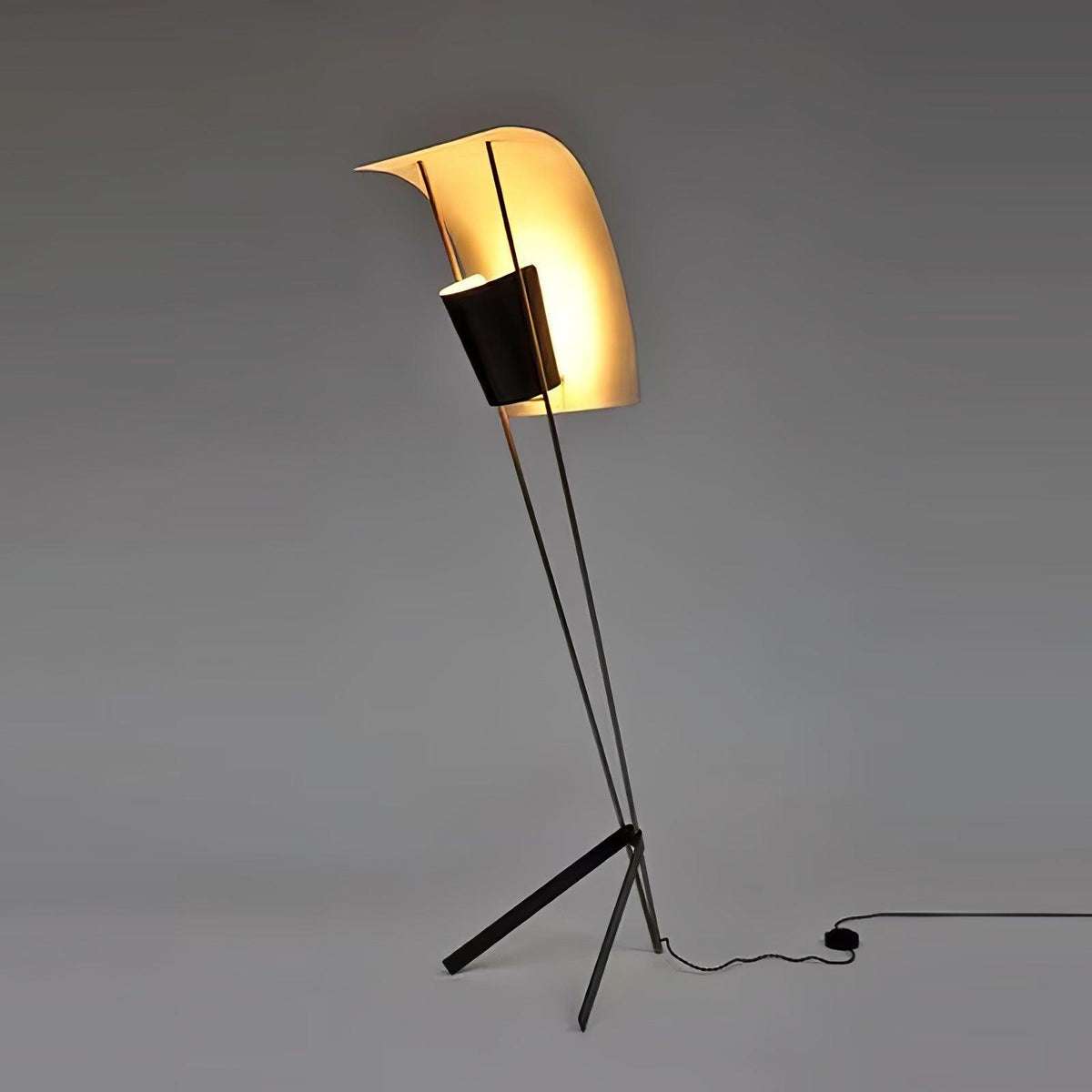 Ulvynil minimalistyczna lampa stojąca