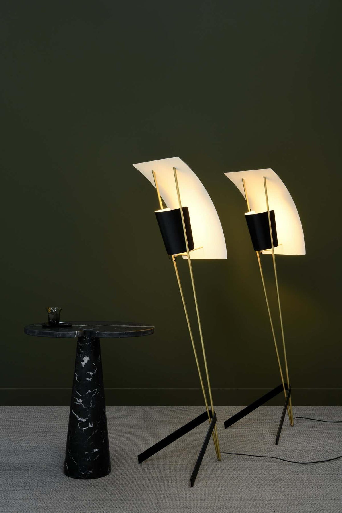 Ulvynil minimalistyczna lampa stojąca