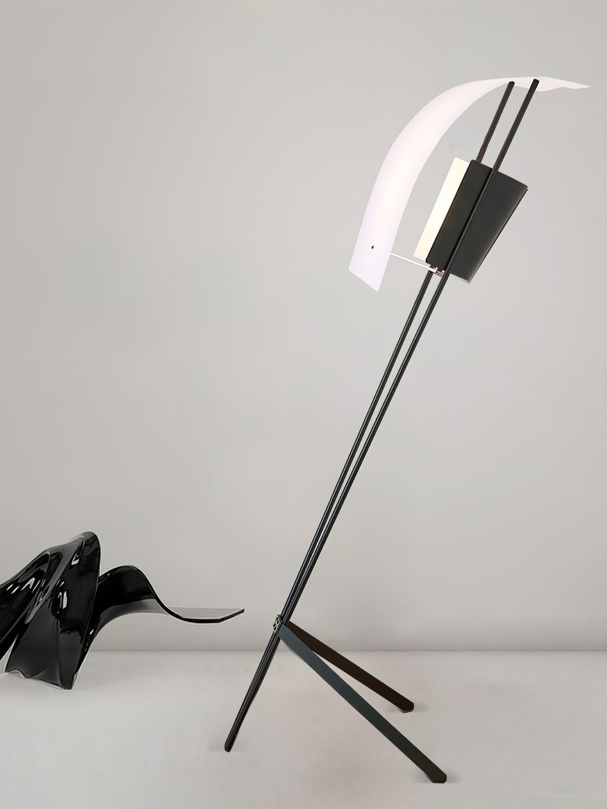 Ulvynil minimalistyczna lampa stojąca