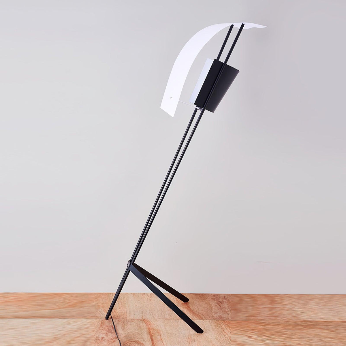 Ulvynil minimalistyczna lampa stojąca