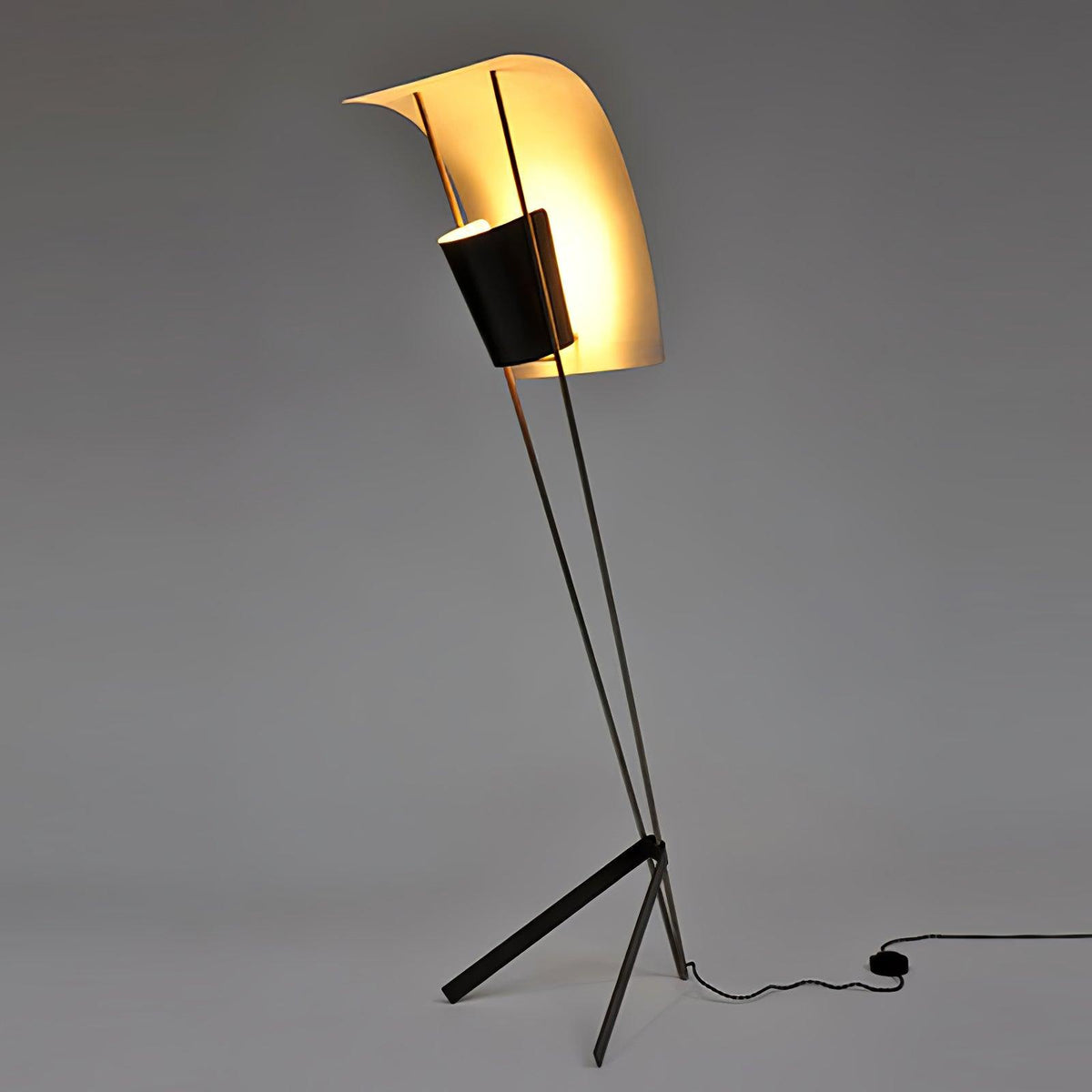 Ulvynil minimalistyczna lampa stojąca