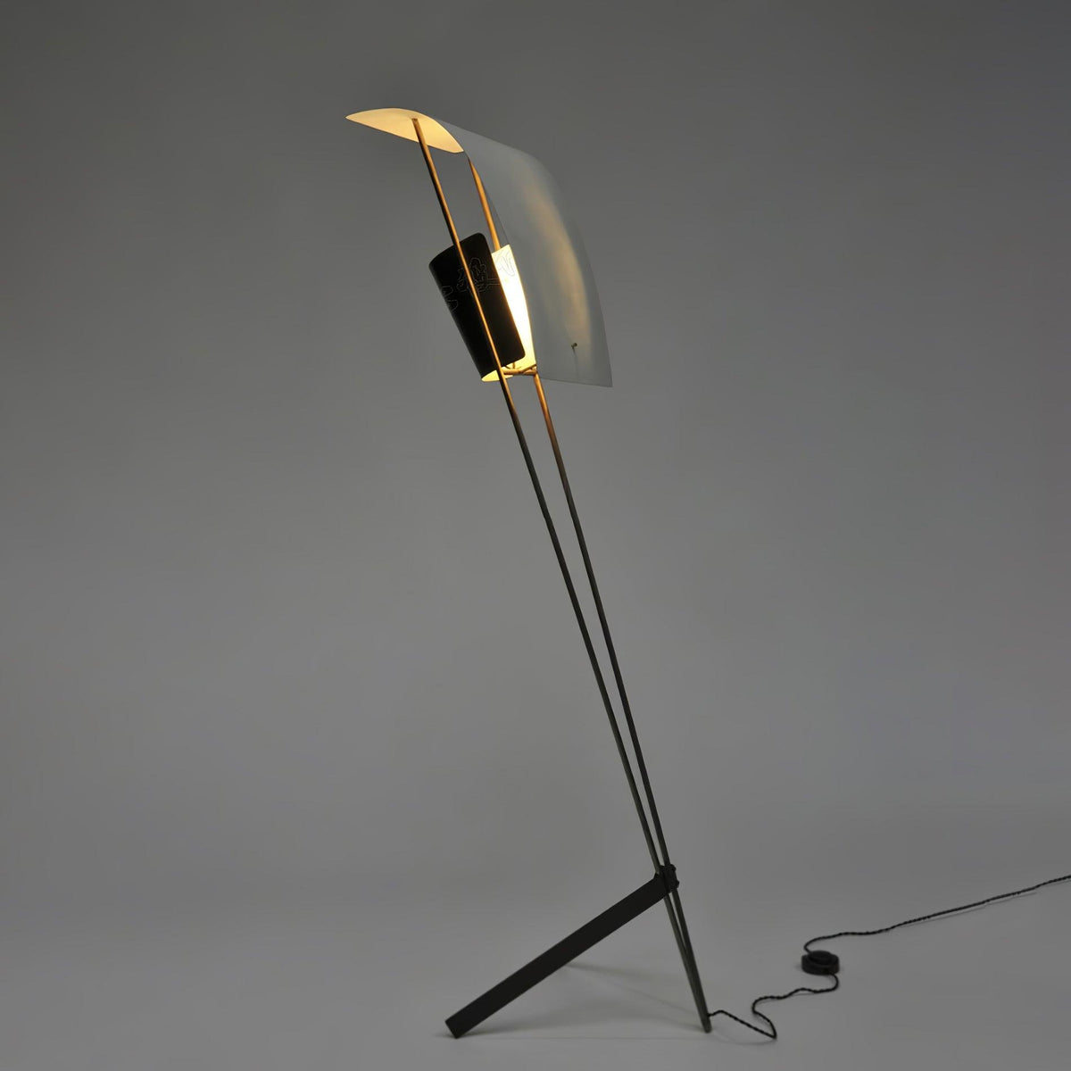 Ulvynil minimalistyczna lampa stojąca