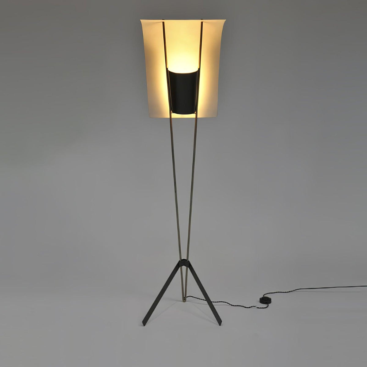 Ulvynil minimalistyczna lampa stojąca