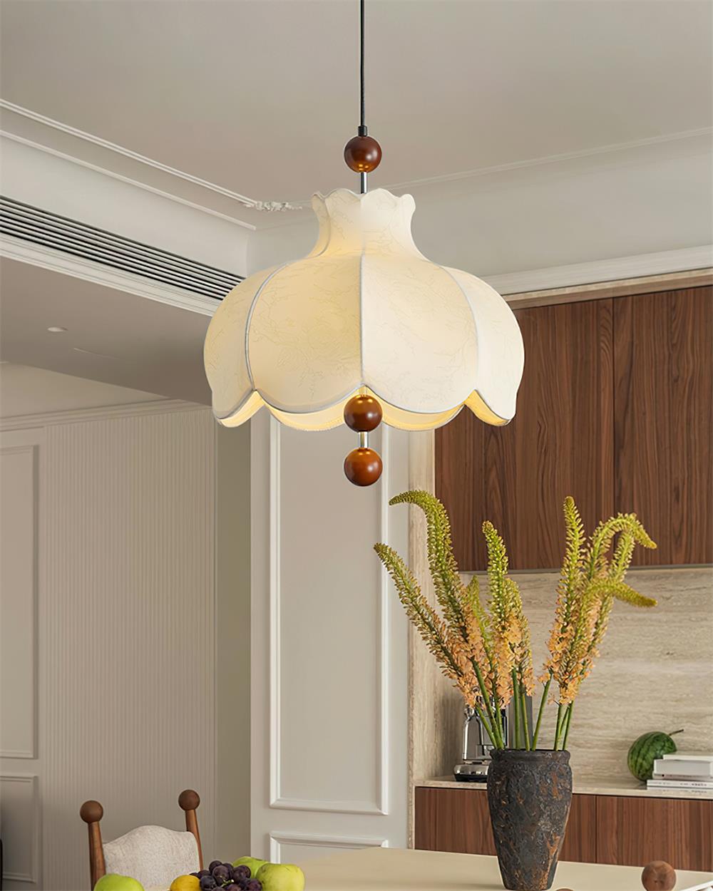 Lampa wisząca z płócienną ochronką, drewniane akcenty w stylu vintage do salonu