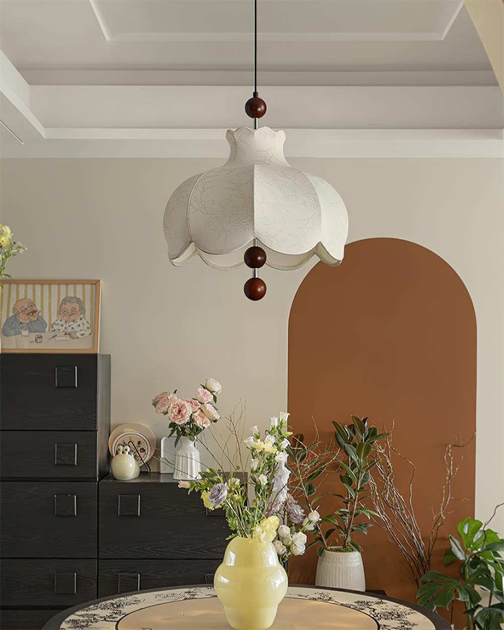 Lampa wisząca z płócienną ochronką, drewniane akcenty w stylu vintage do salonu