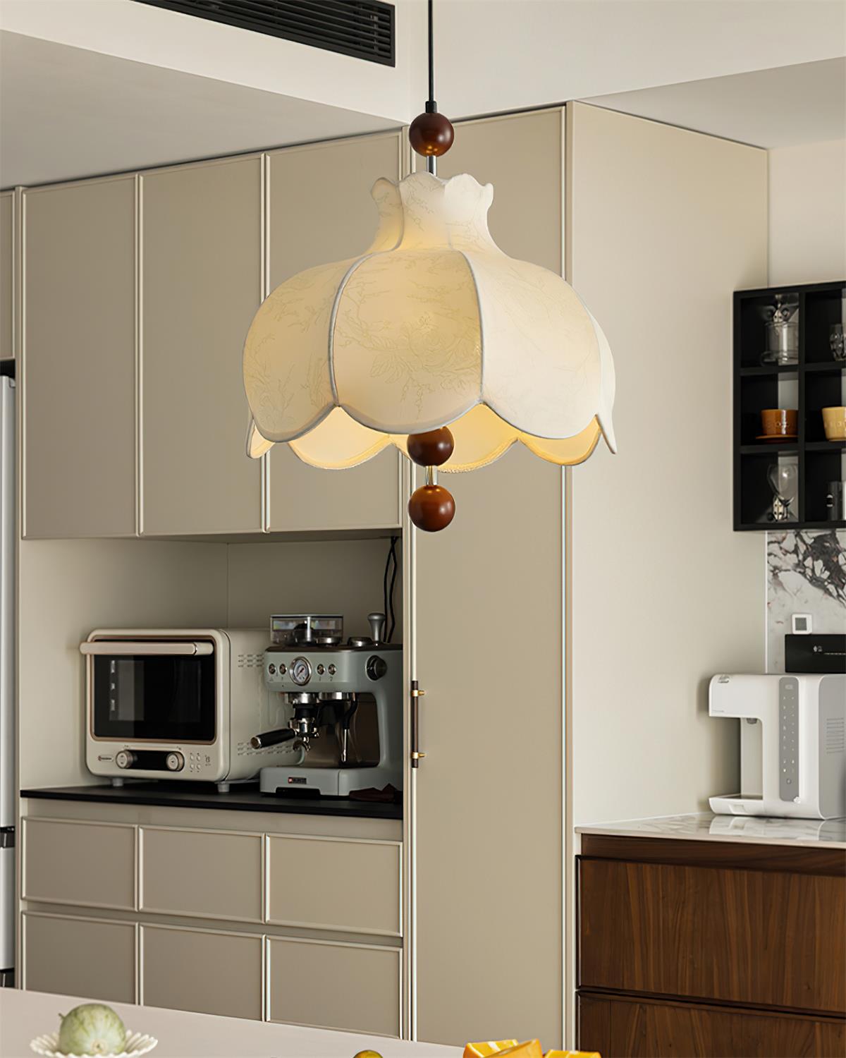 Lampa wisząca z płócienną ochronką, drewniane akcenty w stylu vintage do salonu