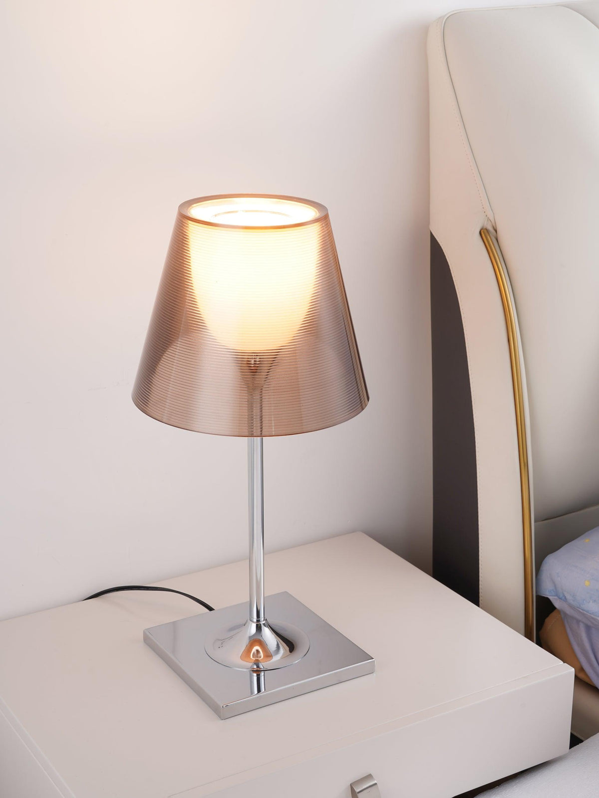Bravon lampa stołowa z plastiku