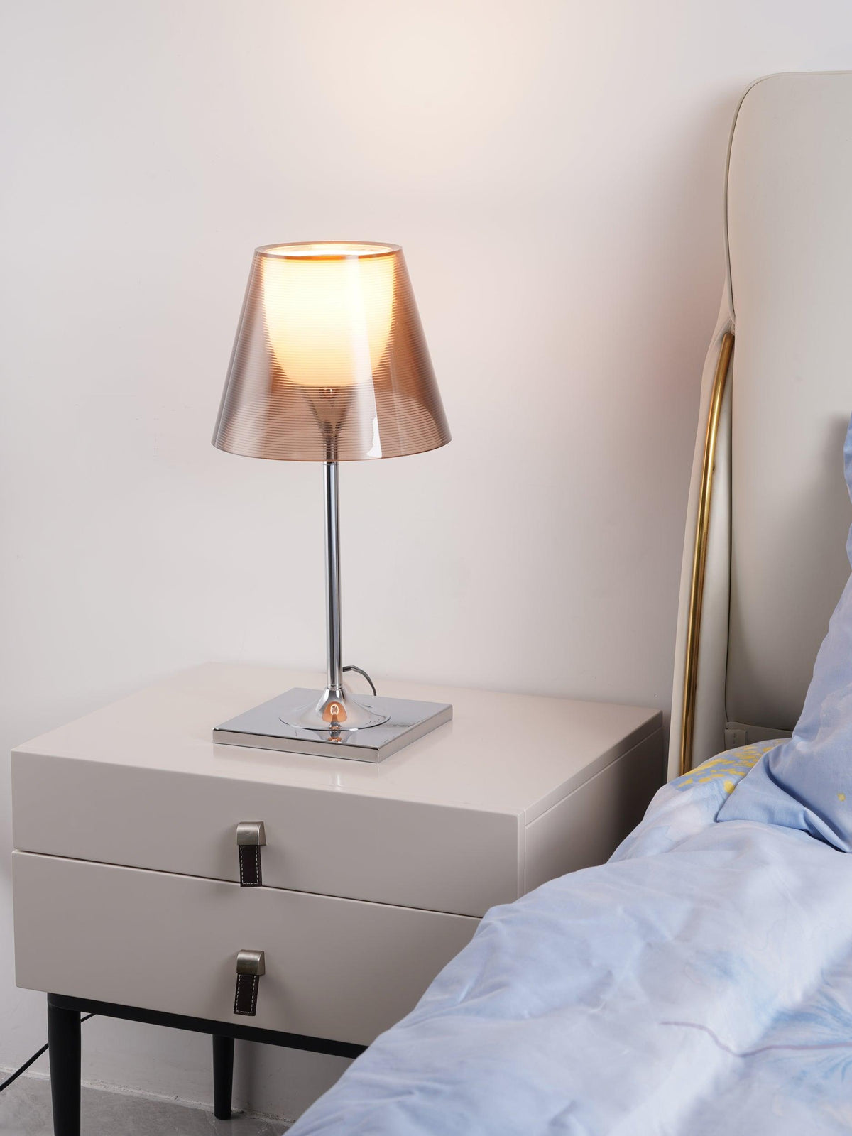 Bravon lampa stołowa z plastiku