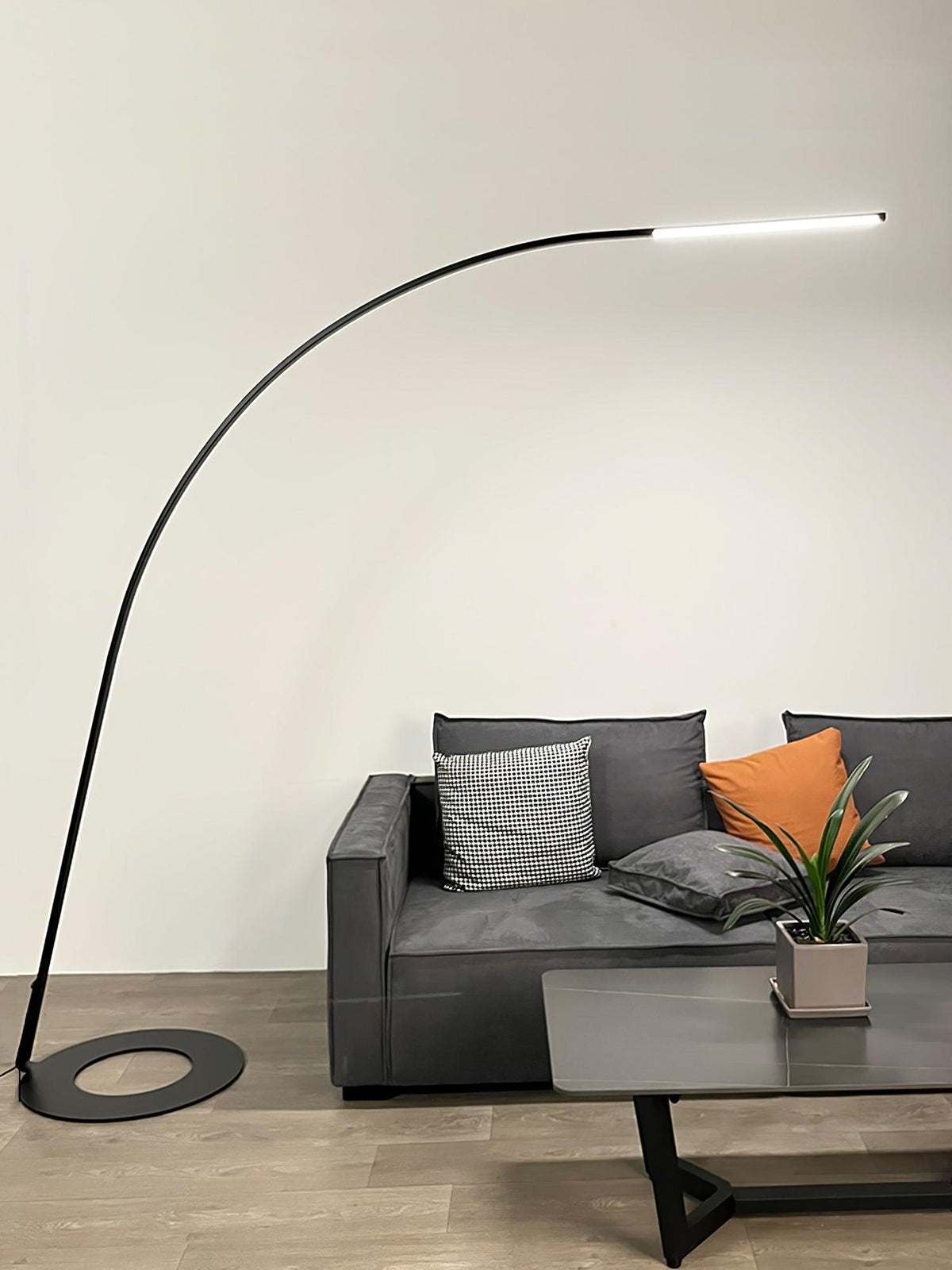 Aurmaril rzeźbiarska lampa stojąca