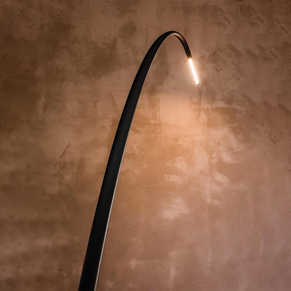 Aurmaril rzeźbiarska lampa stojąca