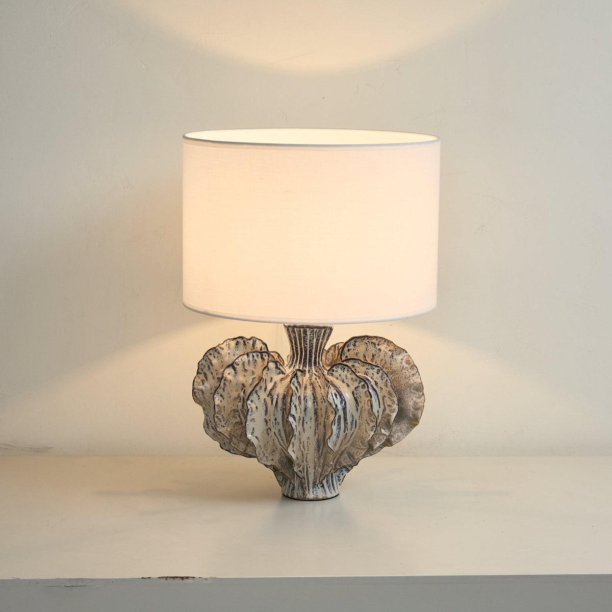 Lampa stołowa ceramiczna w kształcie liścia