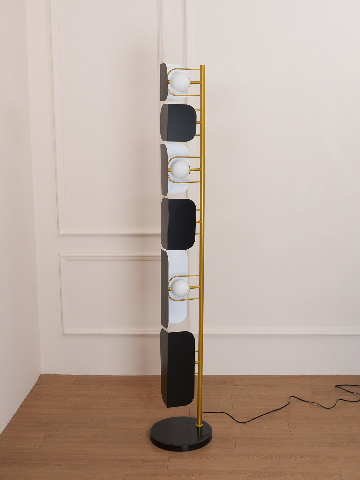 Catharil nowoczesna lampa stojąca o geometrycznym kształcie