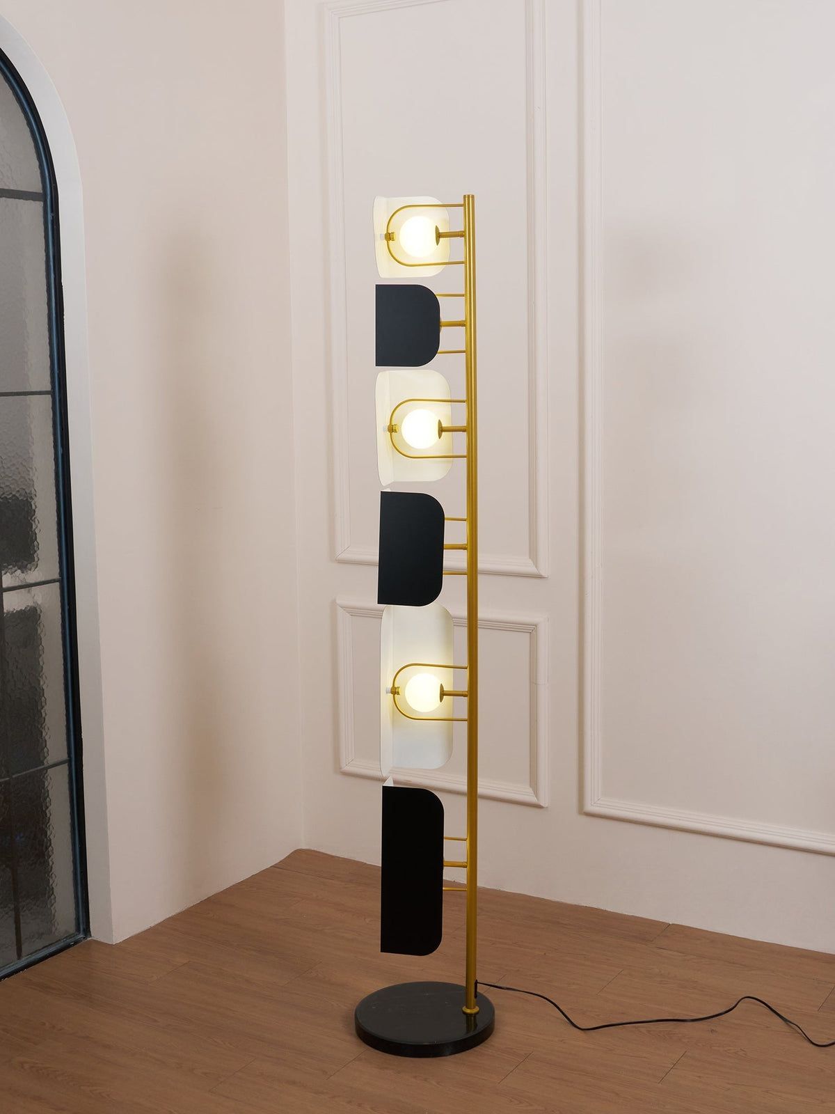 Catharil nowoczesna lampa stojąca o geometrycznym kształcie