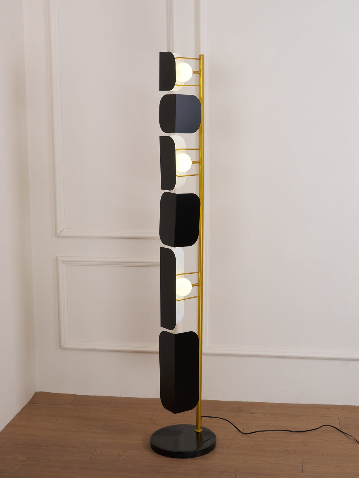 Catharil nowoczesna lampa stojąca o geometrycznym kształcie