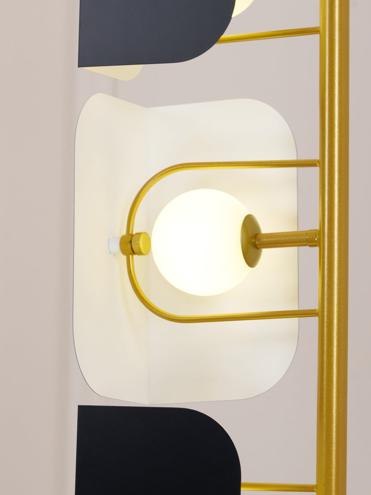 Catharil nowoczesna lampa stojąca o geometrycznym kształcie