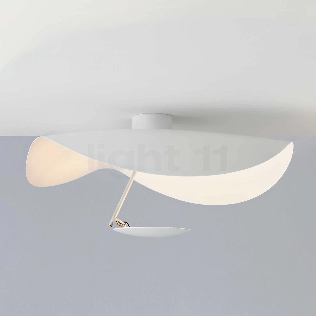 Lampa sufitowa Solara z wygiętym abażynem i złotym wnętrzem