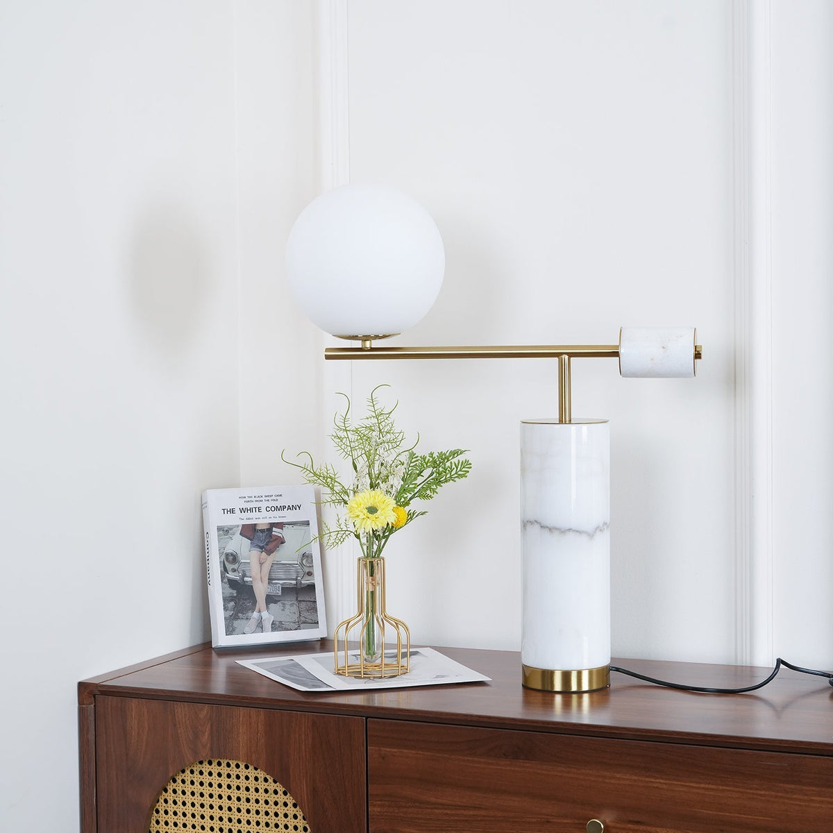 Vathayre minimalistyczna lampa stołowa z marmuru