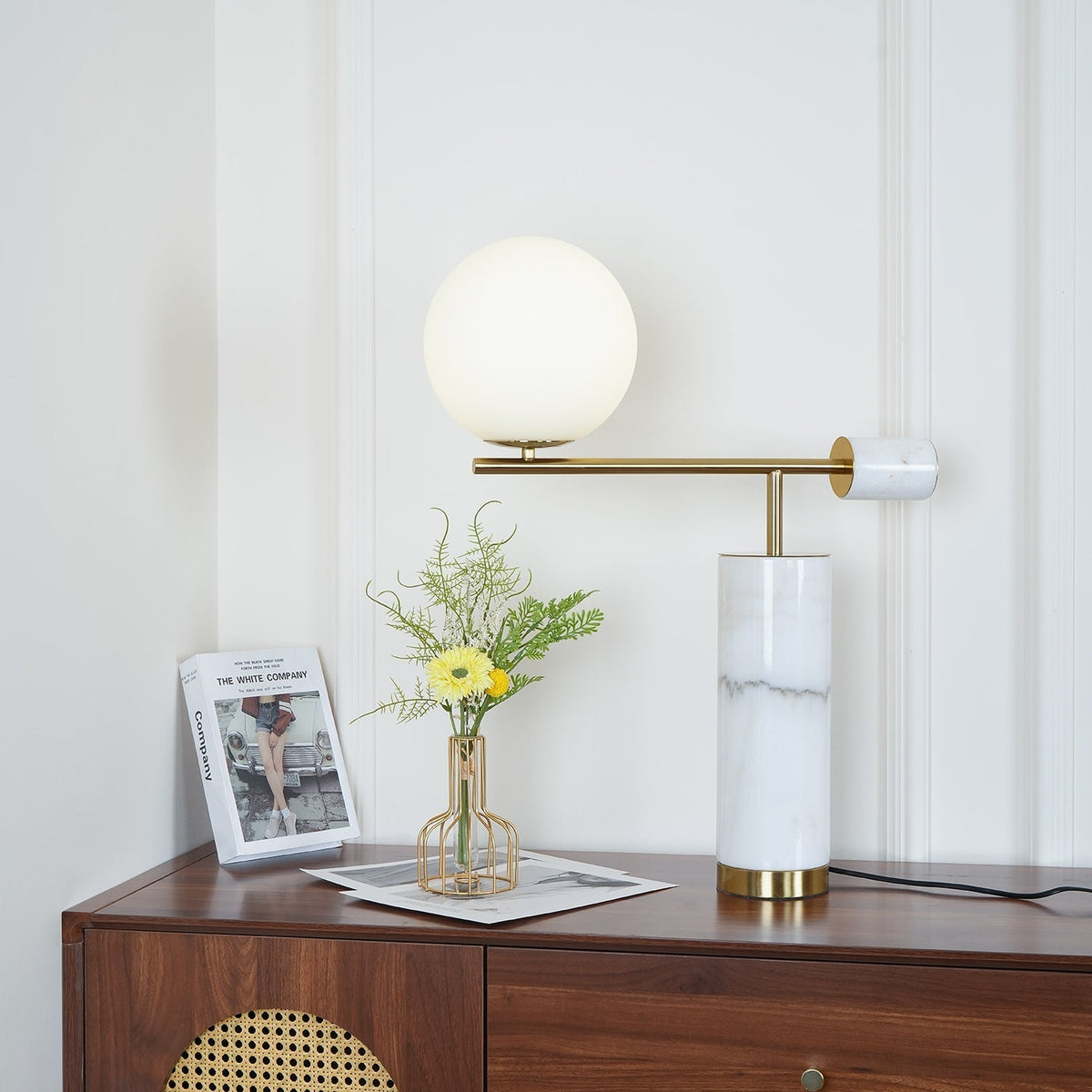 Vathayre minimalistyczna lampa stołowa z marmuru