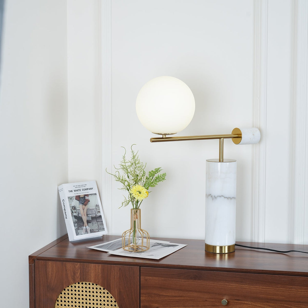 Vathayre minimalistyczna lampa stołowa z marmuru