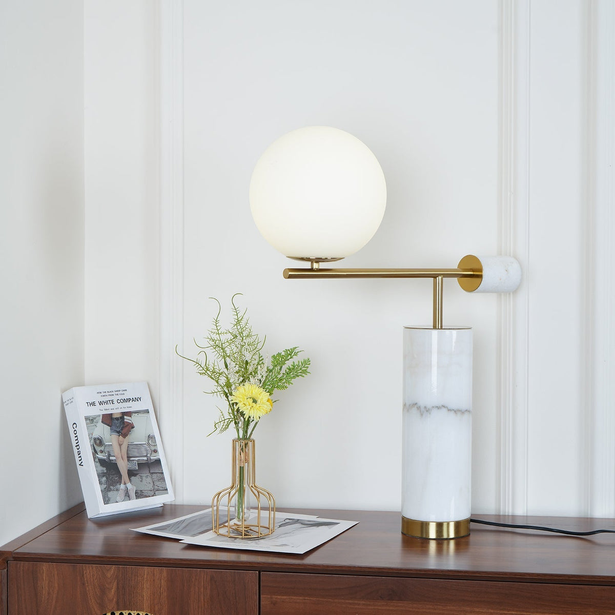 Vathayre minimalistyczna lampa stołowa z marmuru