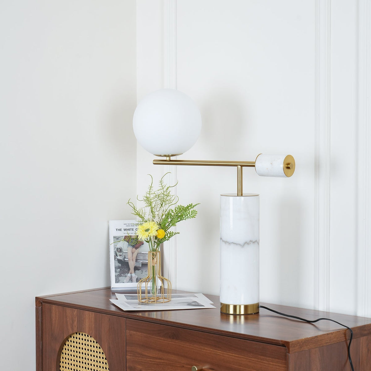 Vathayre minimalistyczna lampa stołowa z marmuru