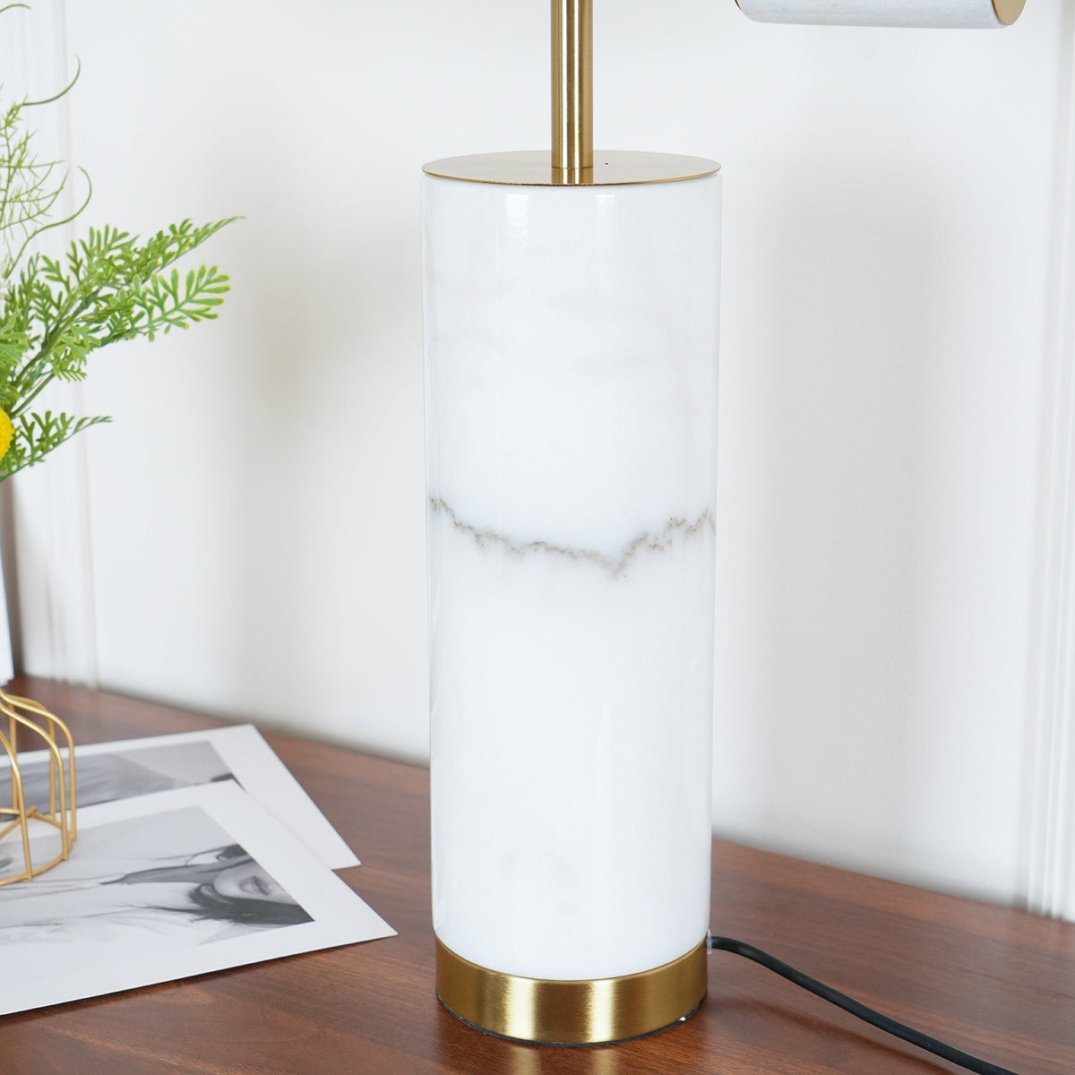 Vathayre minimalistyczna lampa stołowa z marmuru
