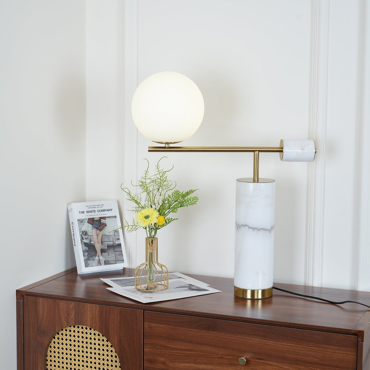 Vathayre minimalistyczna lampa stołowa z marmuru