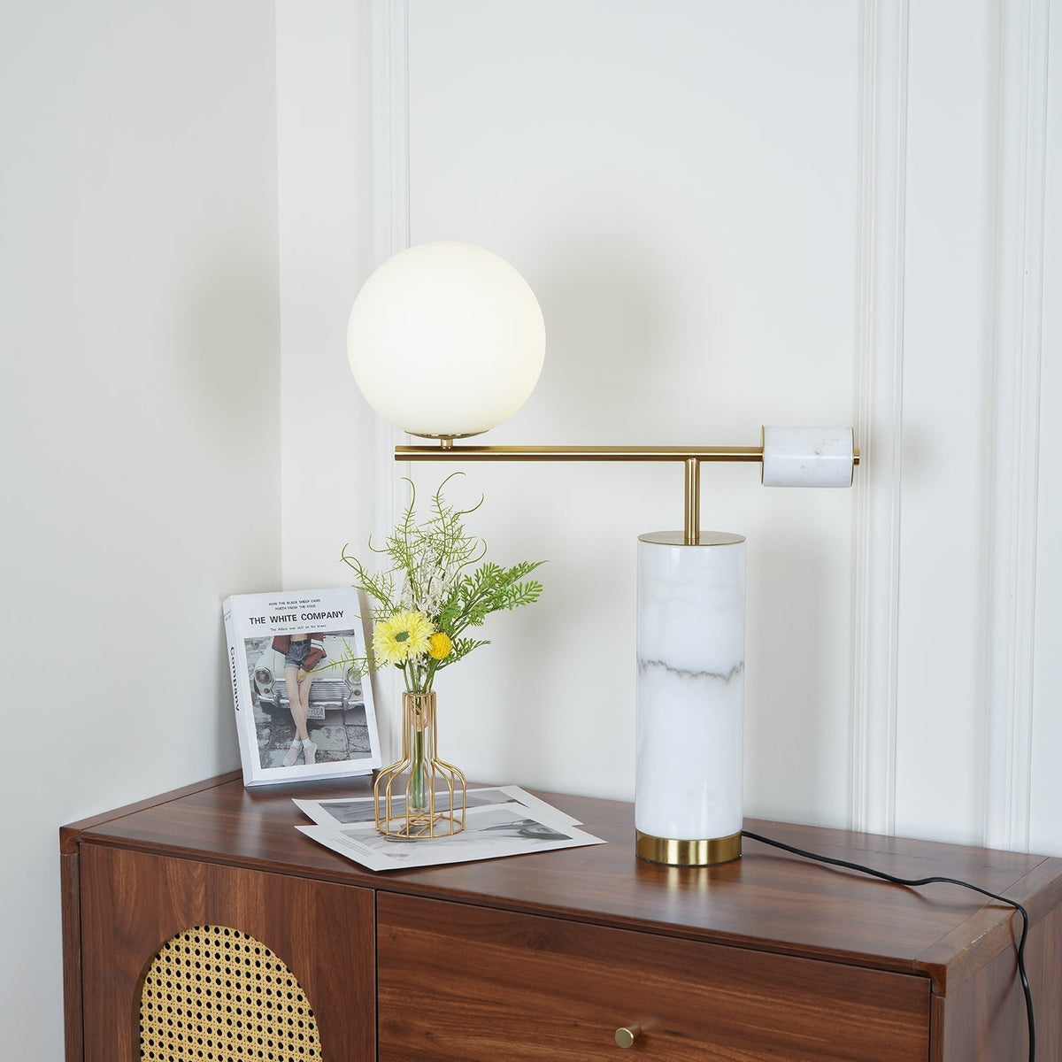 Vathayre minimalistyczna lampa stołowa z marmuru