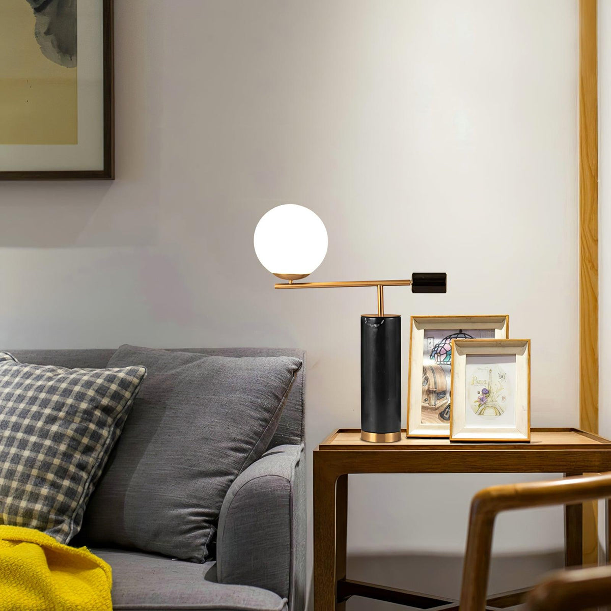 Vathayre minimalistyczna lampa stołowa z marmuru