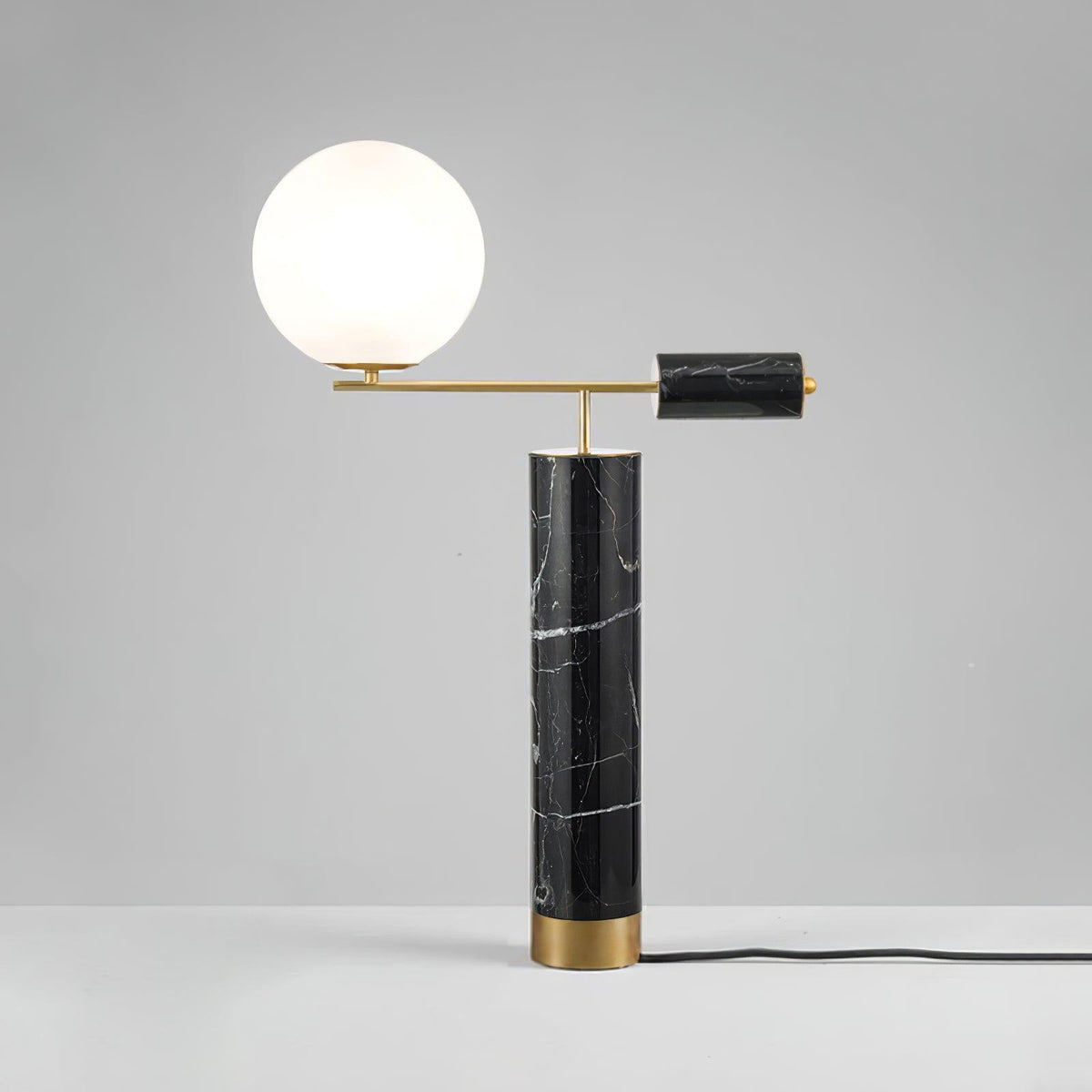 Vathayre minimalistyczna lampa stołowa z marmuru