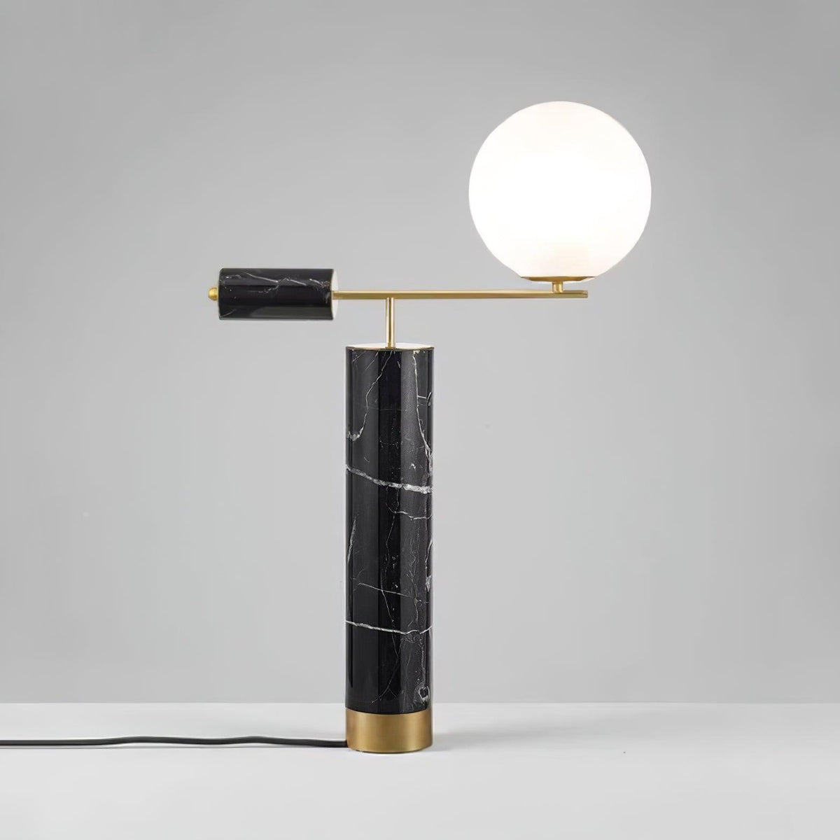 Vathayre minimalistyczna lampa stołowa z marmuru