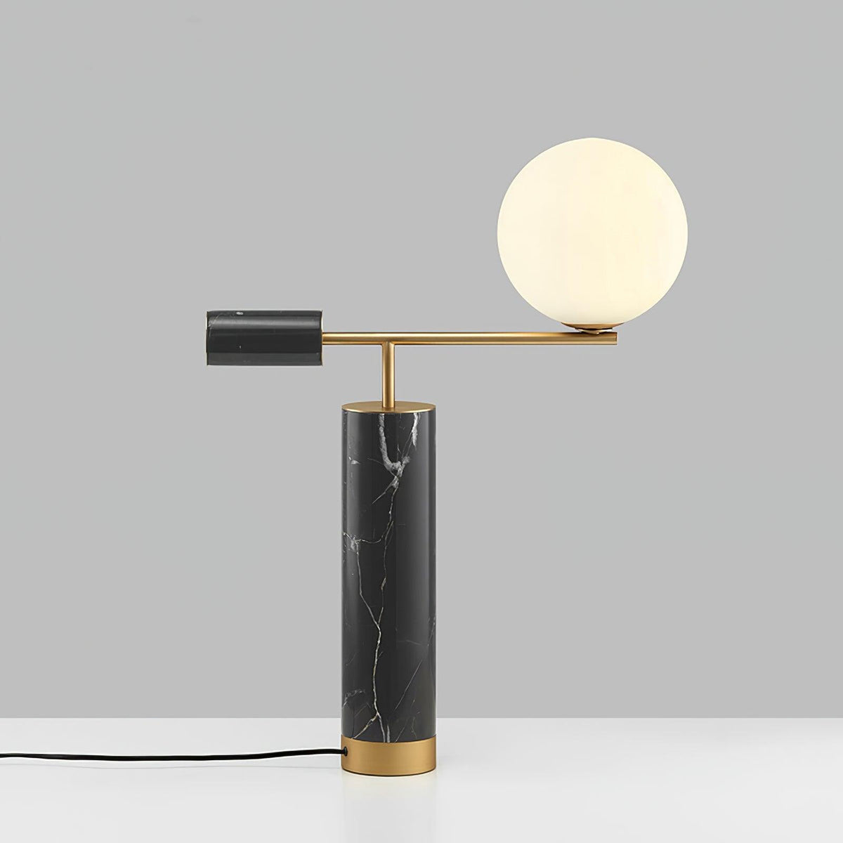 Vathayre minimalistyczna lampa stołowa z marmuru