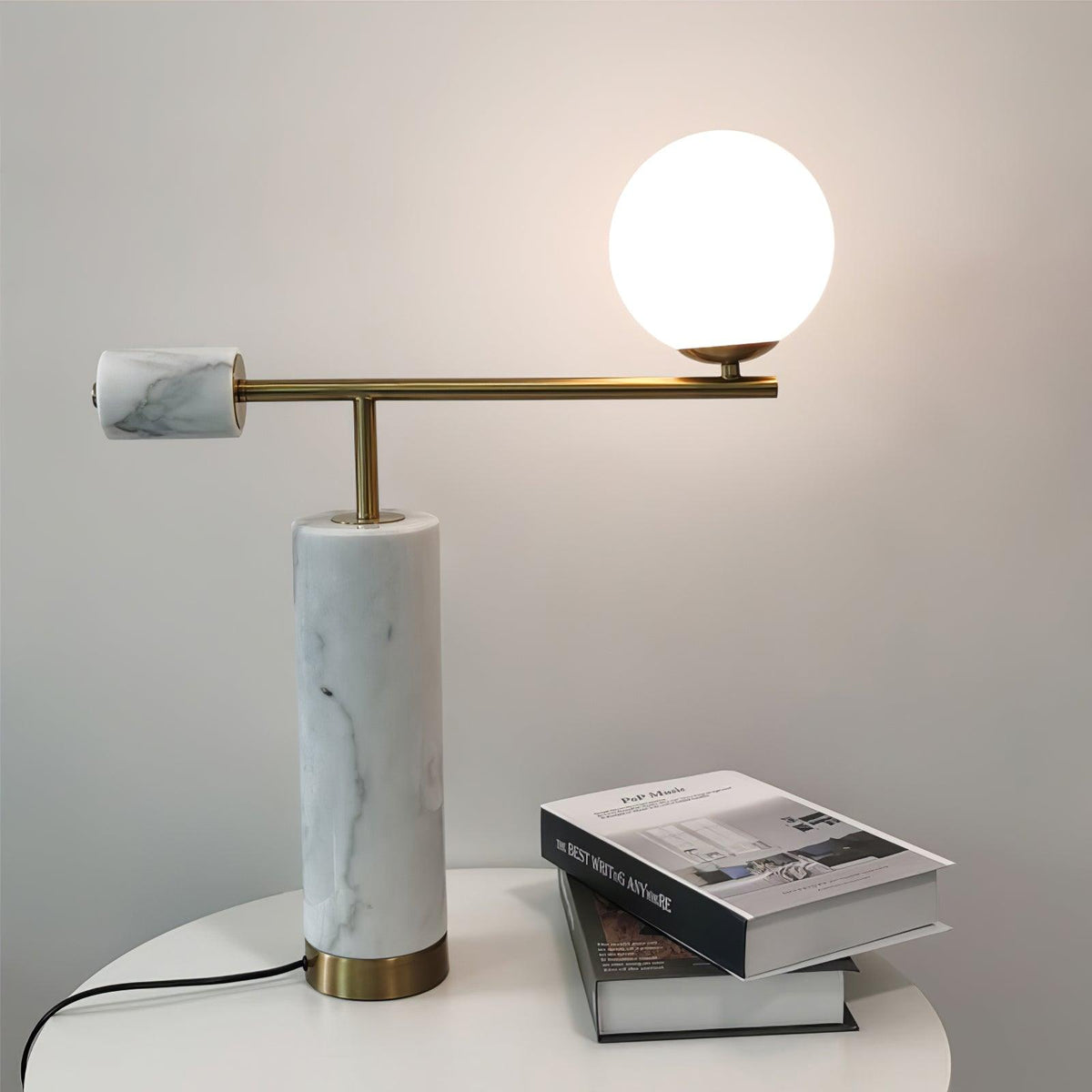 Vathayre minimalistyczna lampa stołowa z marmuru