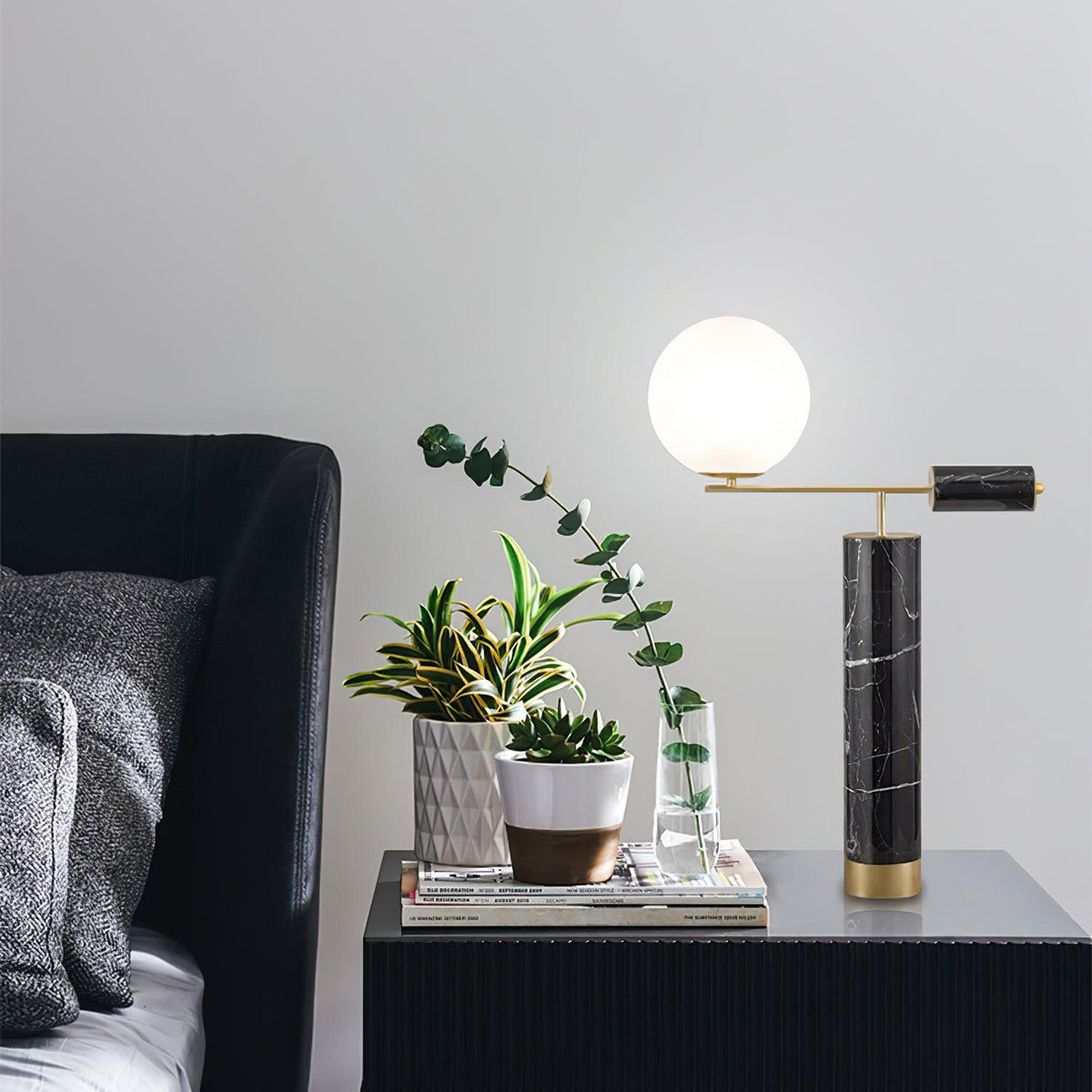 Vathayre minimalistyczna lampa stołowa z marmuru