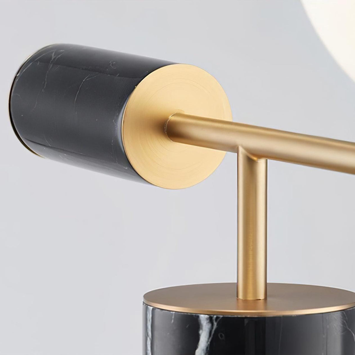 Vathayre minimalistyczna lampa stołowa z marmuru