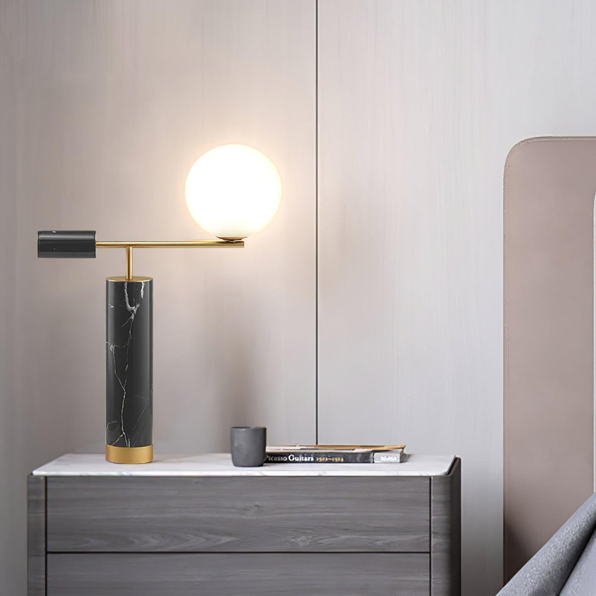 Vathayre minimalistyczna lampa stołowa z marmuru