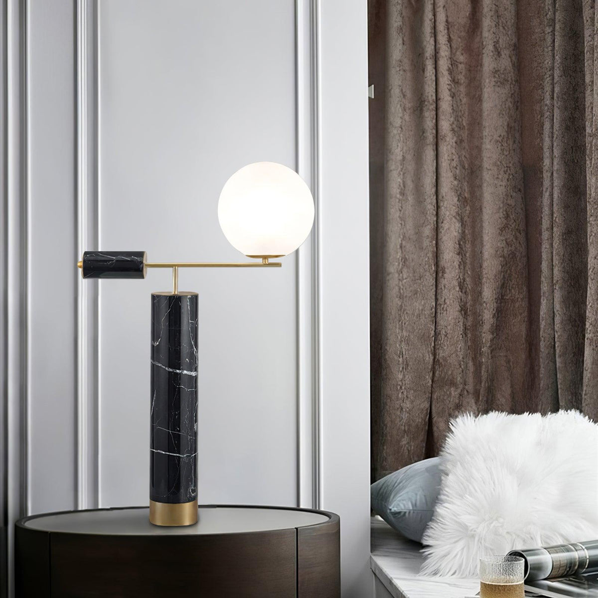 Vathayre minimalistyczna lampa stołowa z marmuru