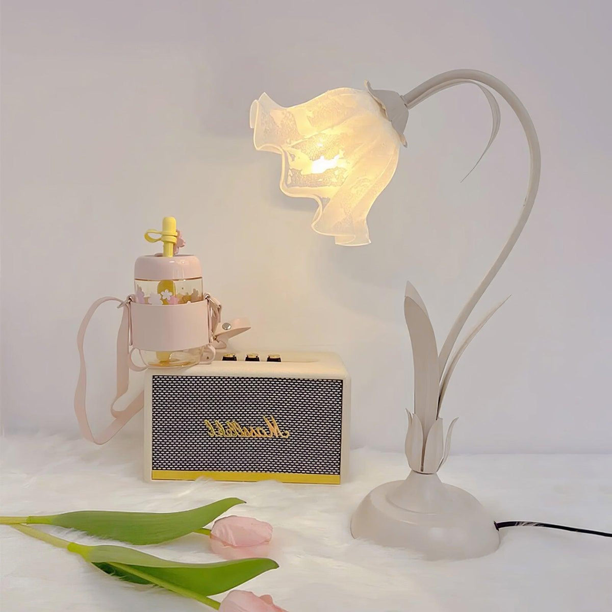 Zorien lampa stołowa z akrylowym wzorem kwiatowym