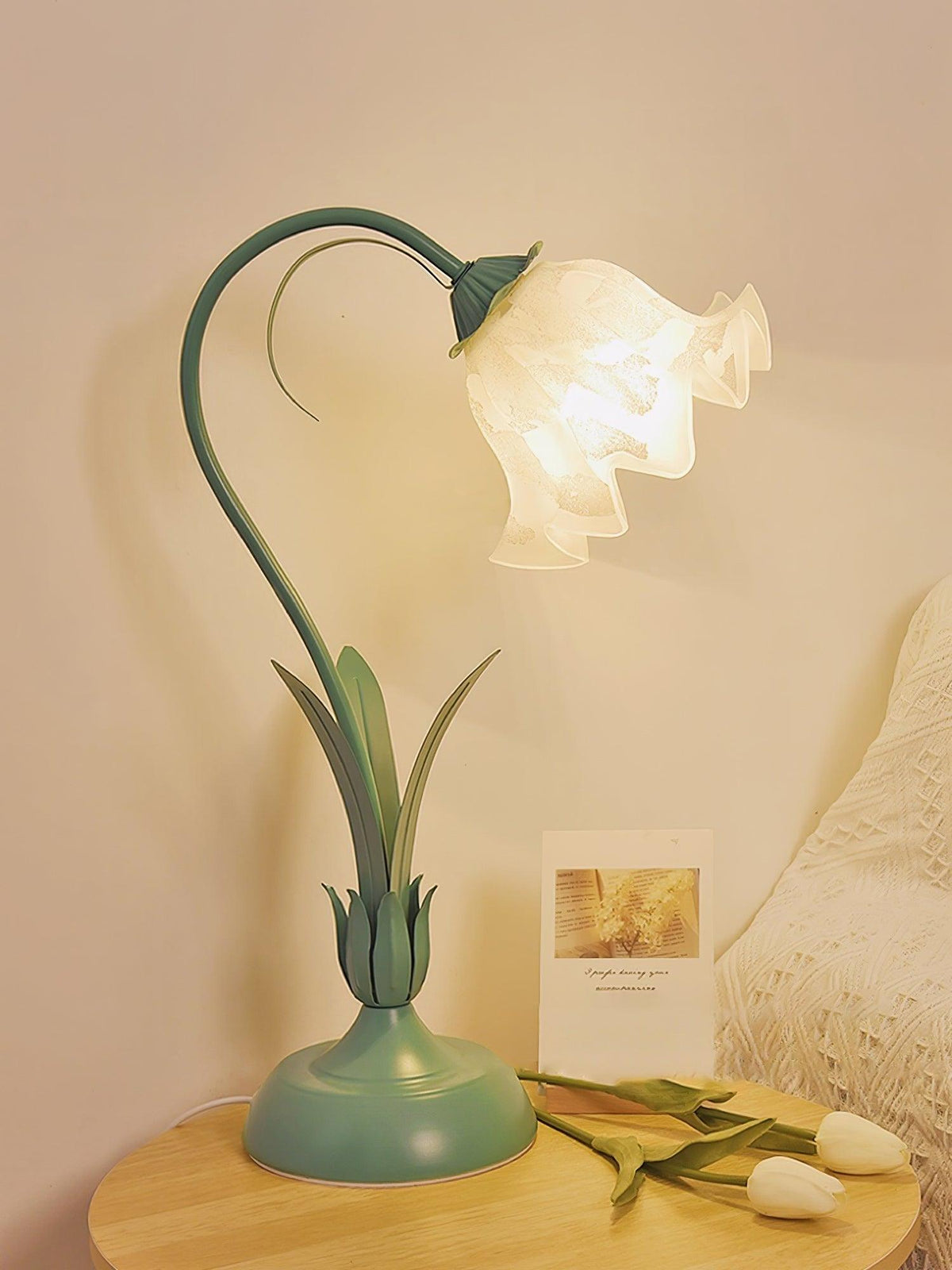 Zorien lampa stołowa z akrylowym wzorem kwiatowym