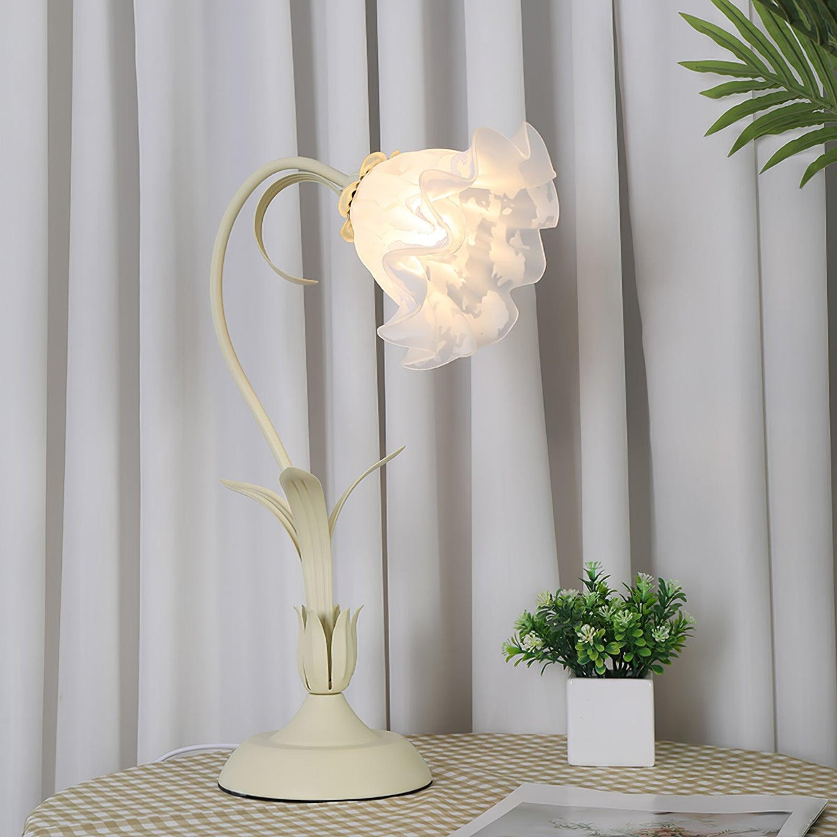 Zorien lampa stołowa z akrylowym wzorem kwiatowym