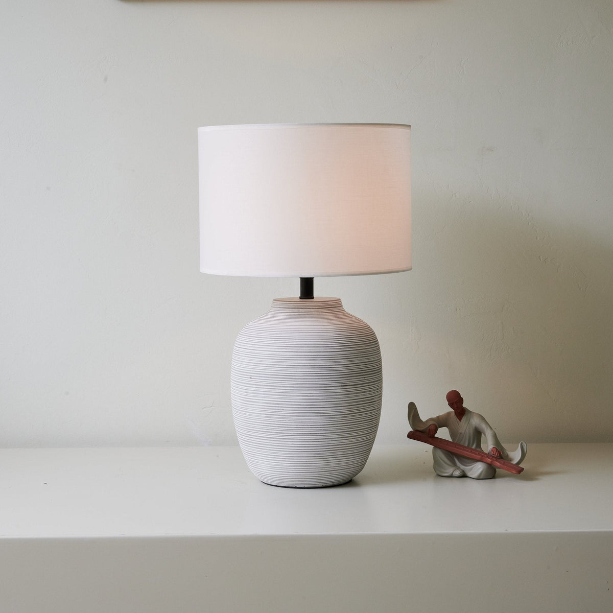 Edward minimalistyczna lampa stołowa z ceramiki