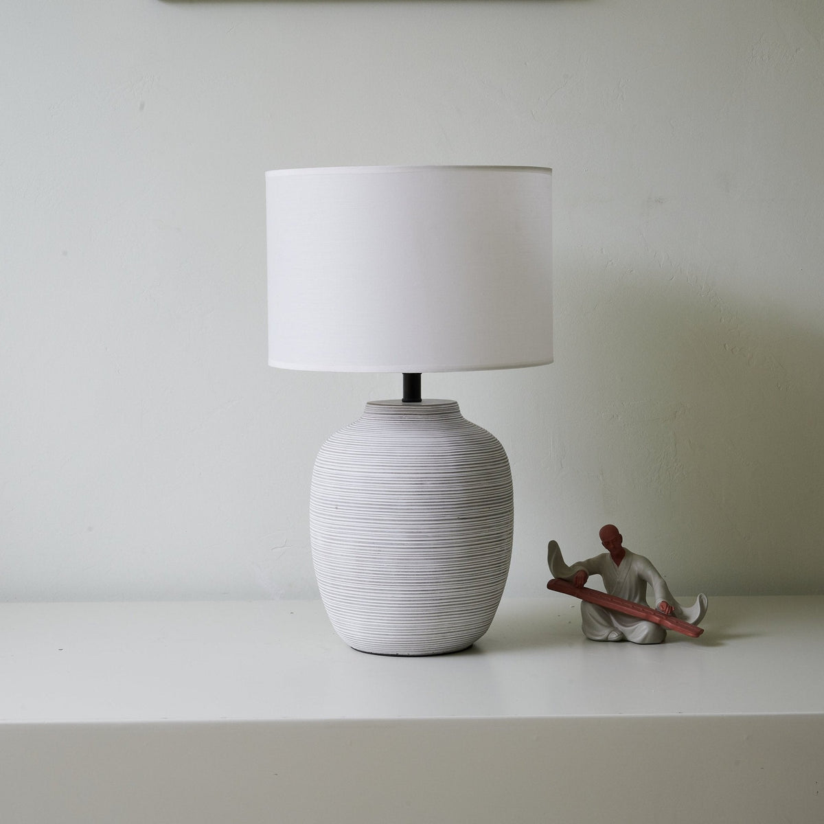 Edward minimalistyczna lampa stołowa z ceramiki