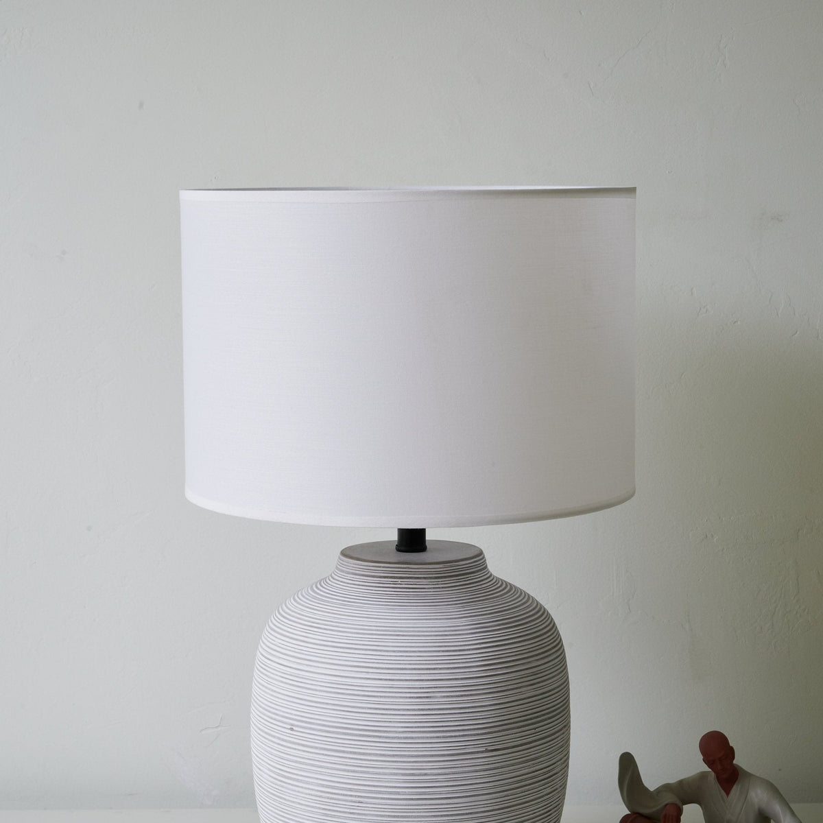 Edward minimalistyczna lampa stołowa z ceramiki