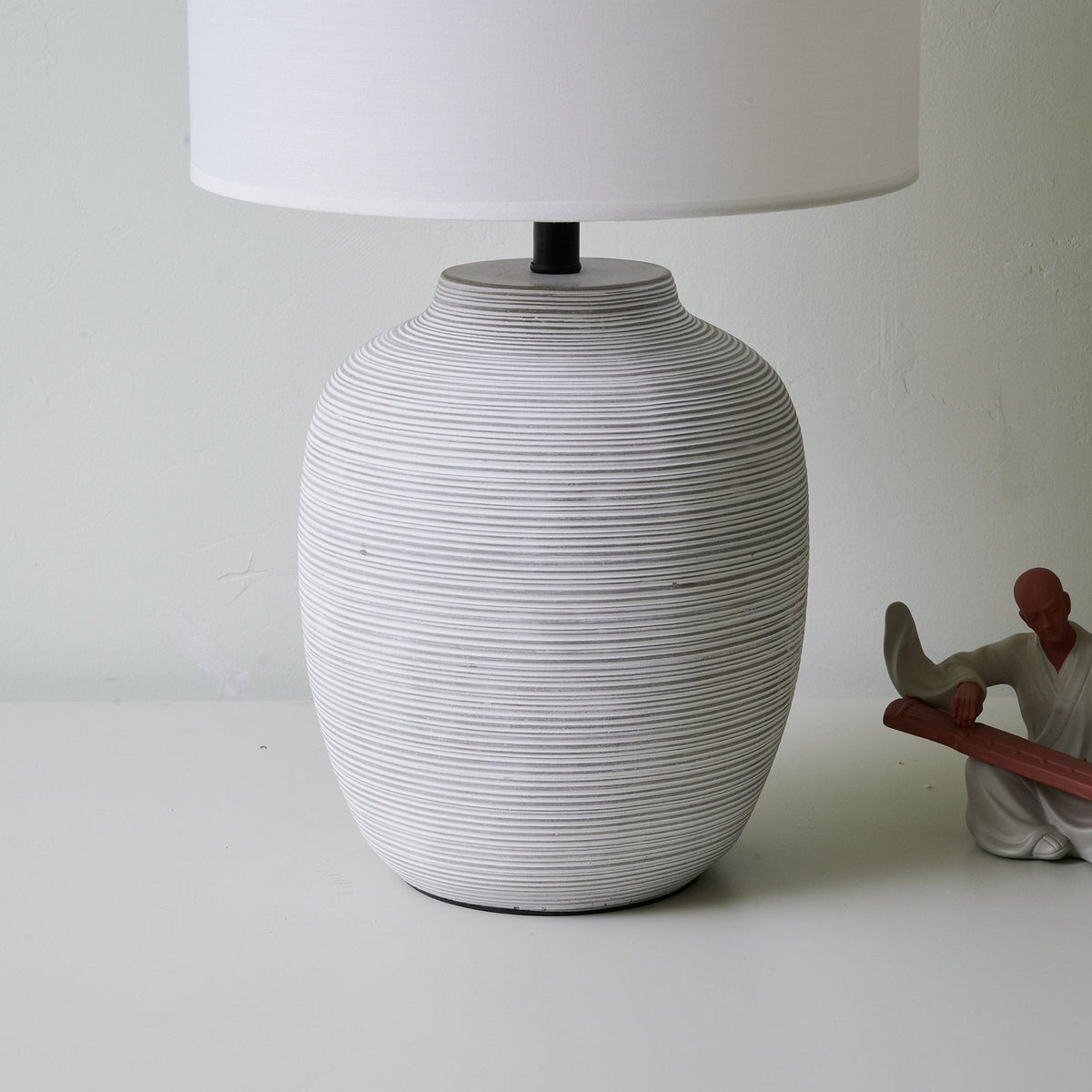 Edward minimalistyczna lampa stołowa z ceramiki