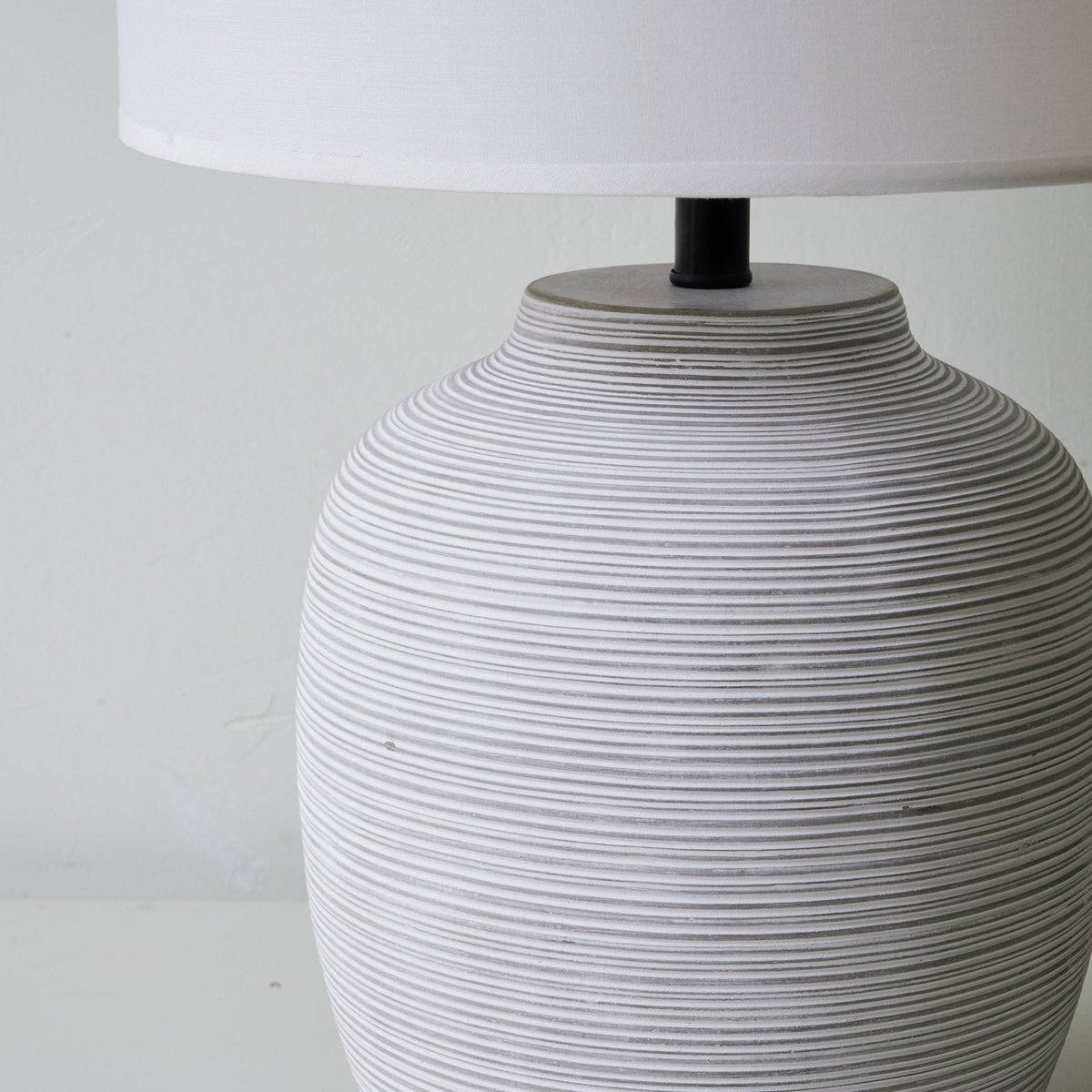 Edward minimalistyczna lampa stołowa z ceramiki