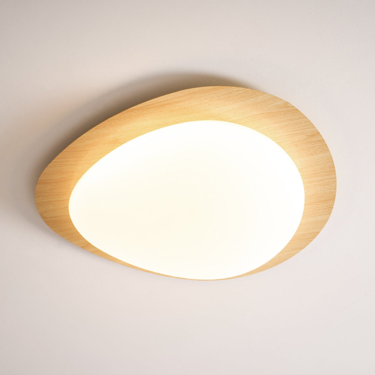 Sylenia lampa sufitowa Pebble orzechowe drewno akryl LED