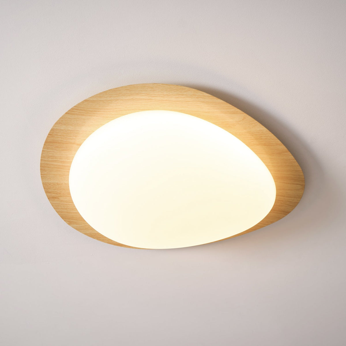 Sylenia lampa sufitowa Pebble orzechowe drewno akryl LED