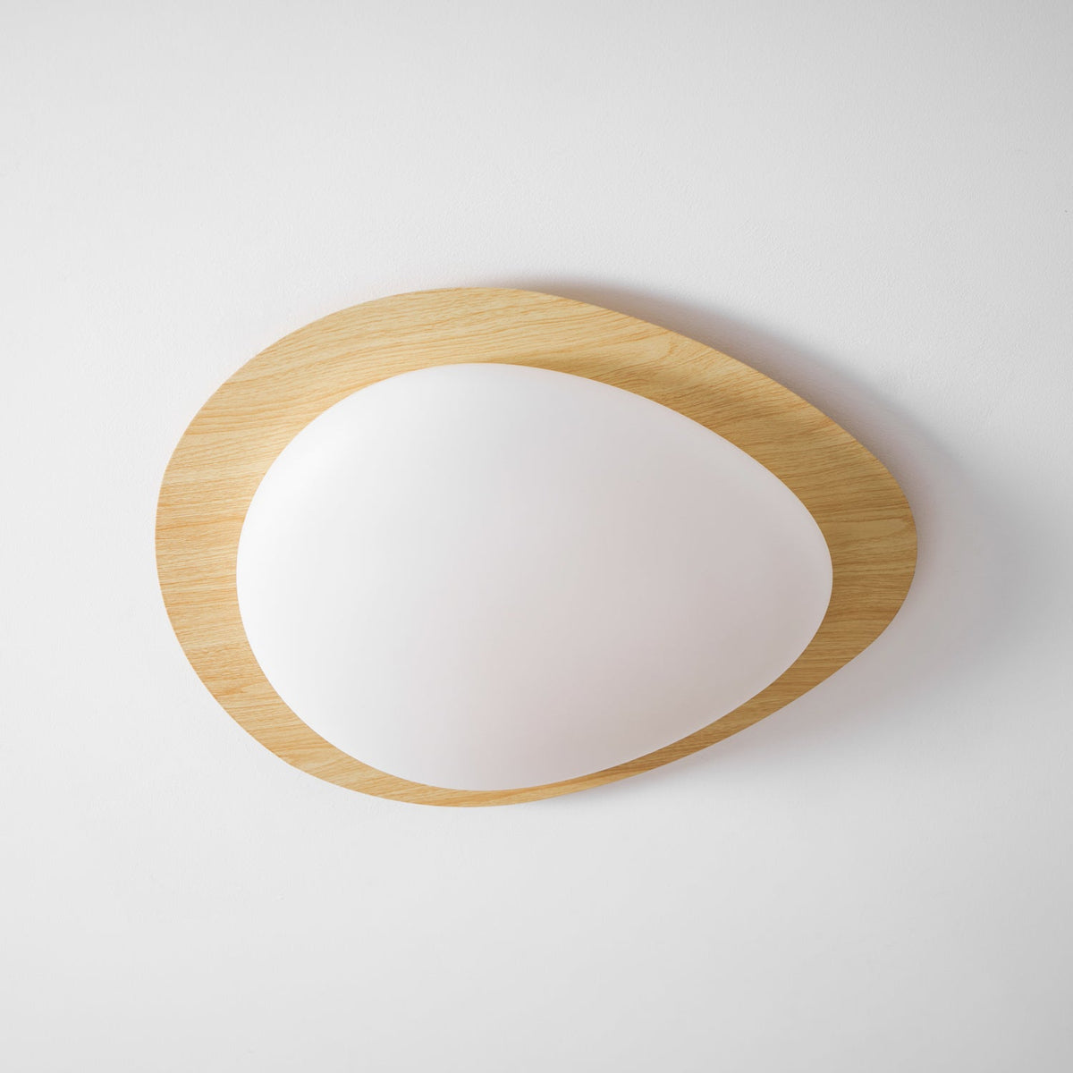 Sylenia lampa sufitowa Pebble orzechowe drewno akryl LED