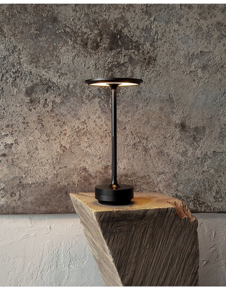 Solvane ładowalna lampa stołowa
